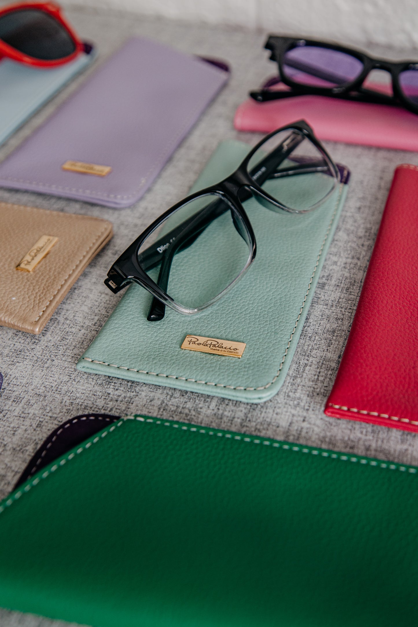 Porta gafas cuero fucsia