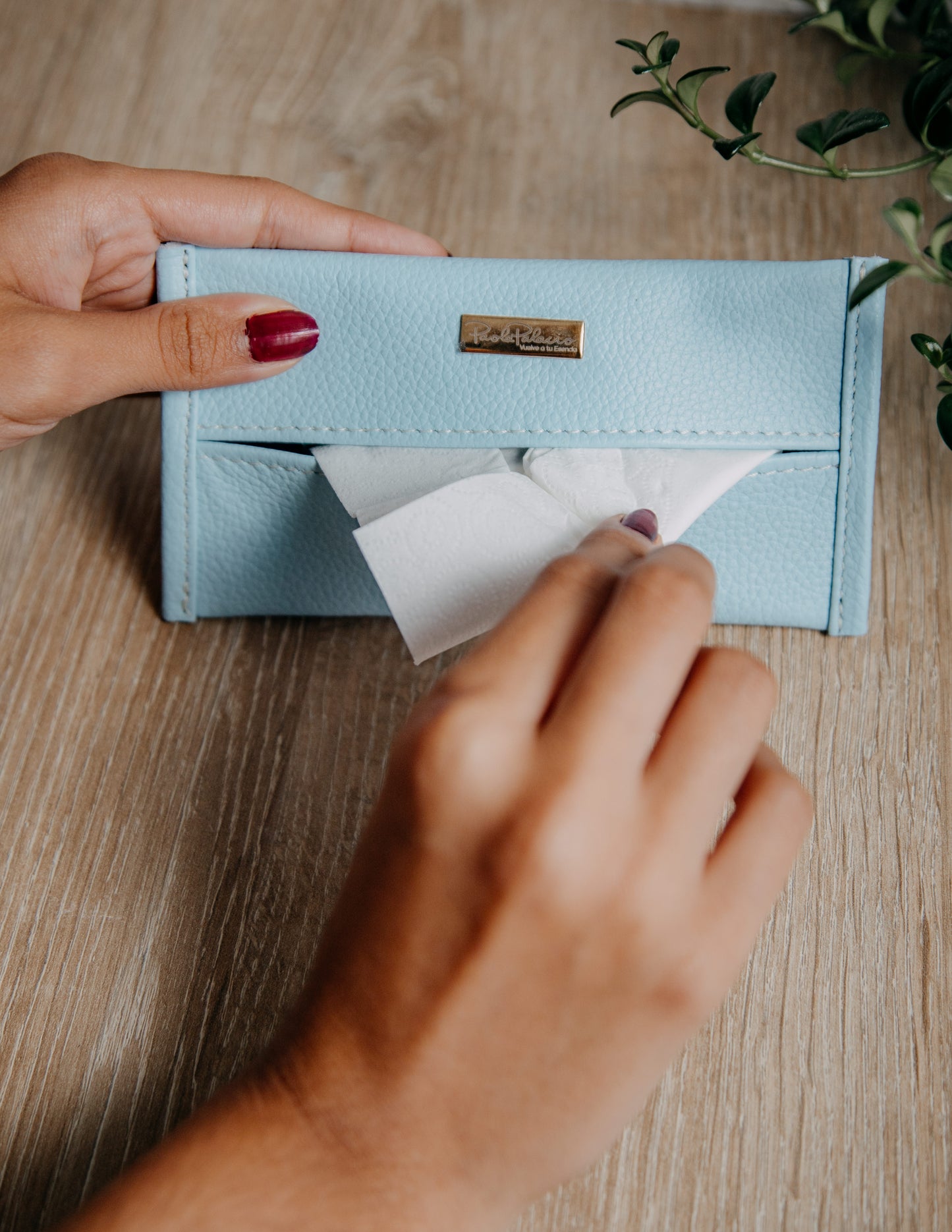 Porta pañuelos cuero dorado