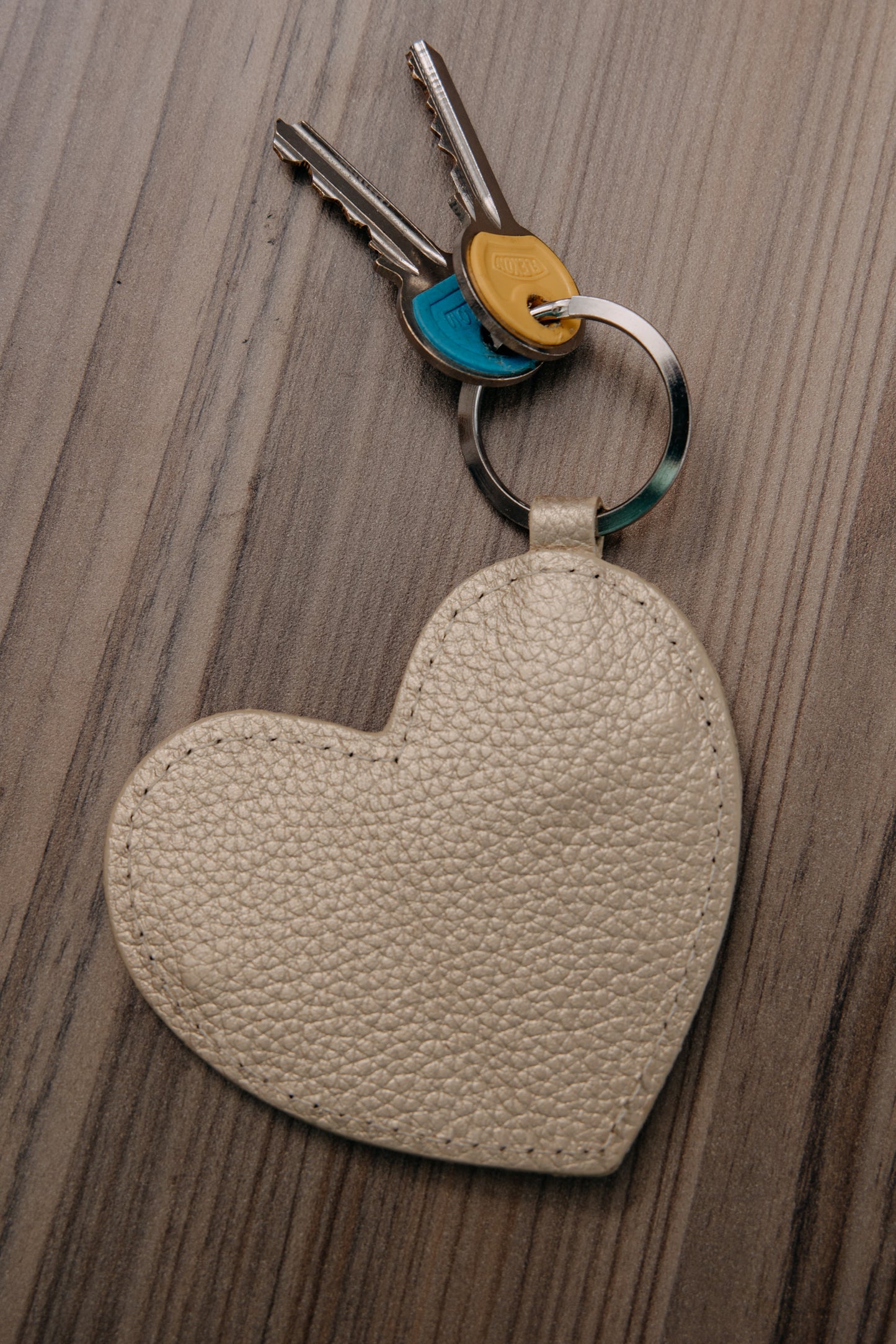 Llavero / monedero corazón cuero morado