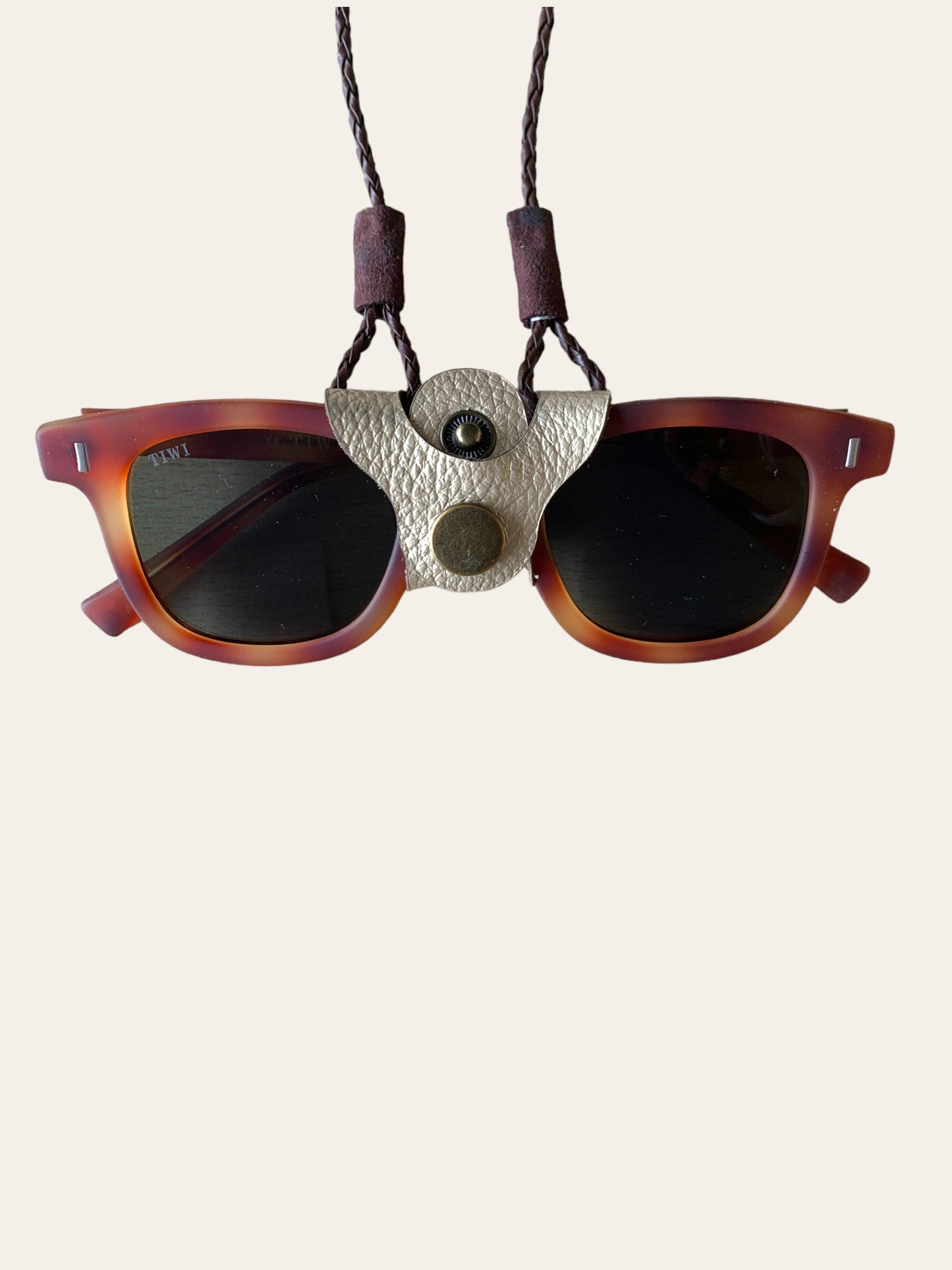 Cuelga gafas cuero dorado