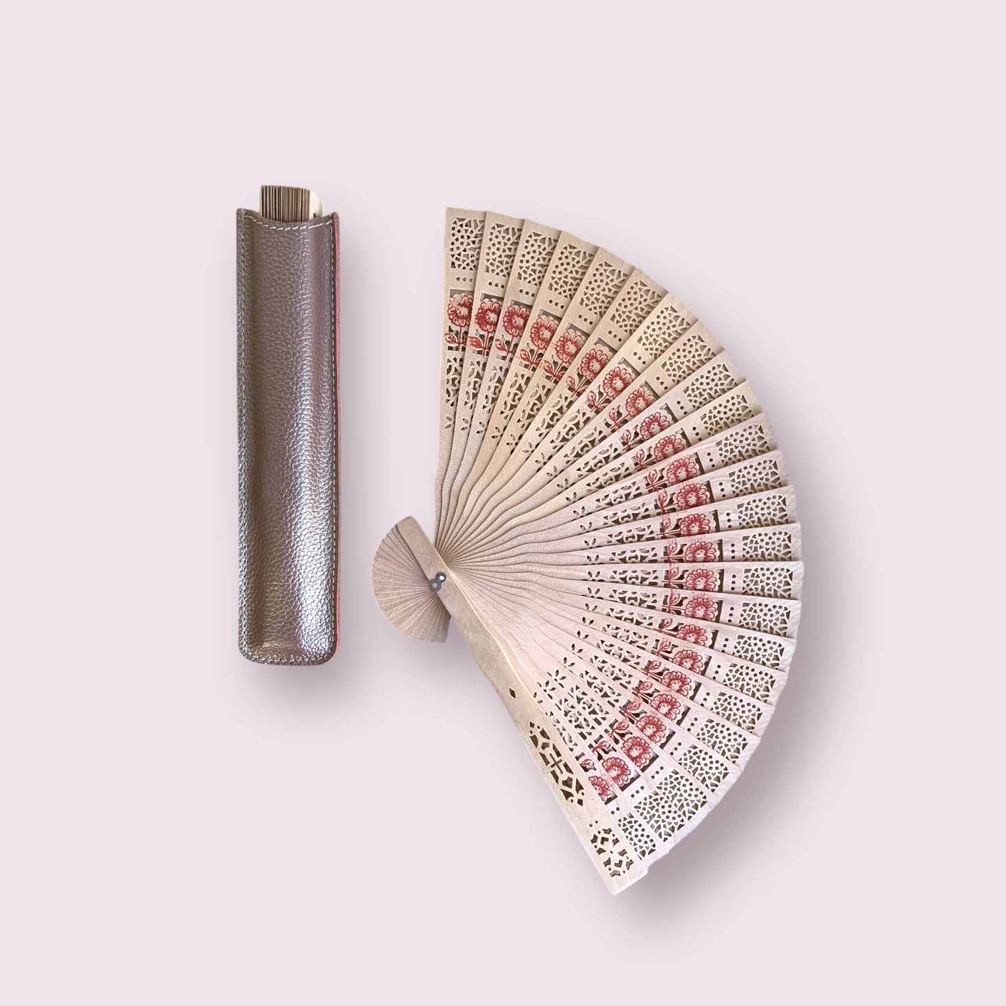 Abanico con estuche en cuero oro rosa