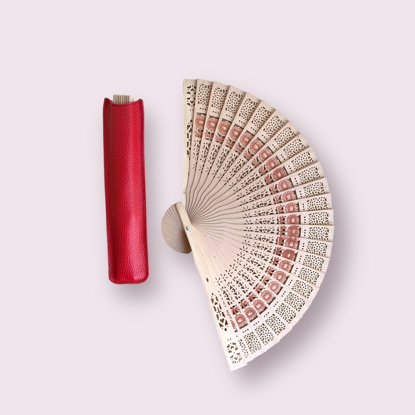 Abanico con estuche en cuero rojo