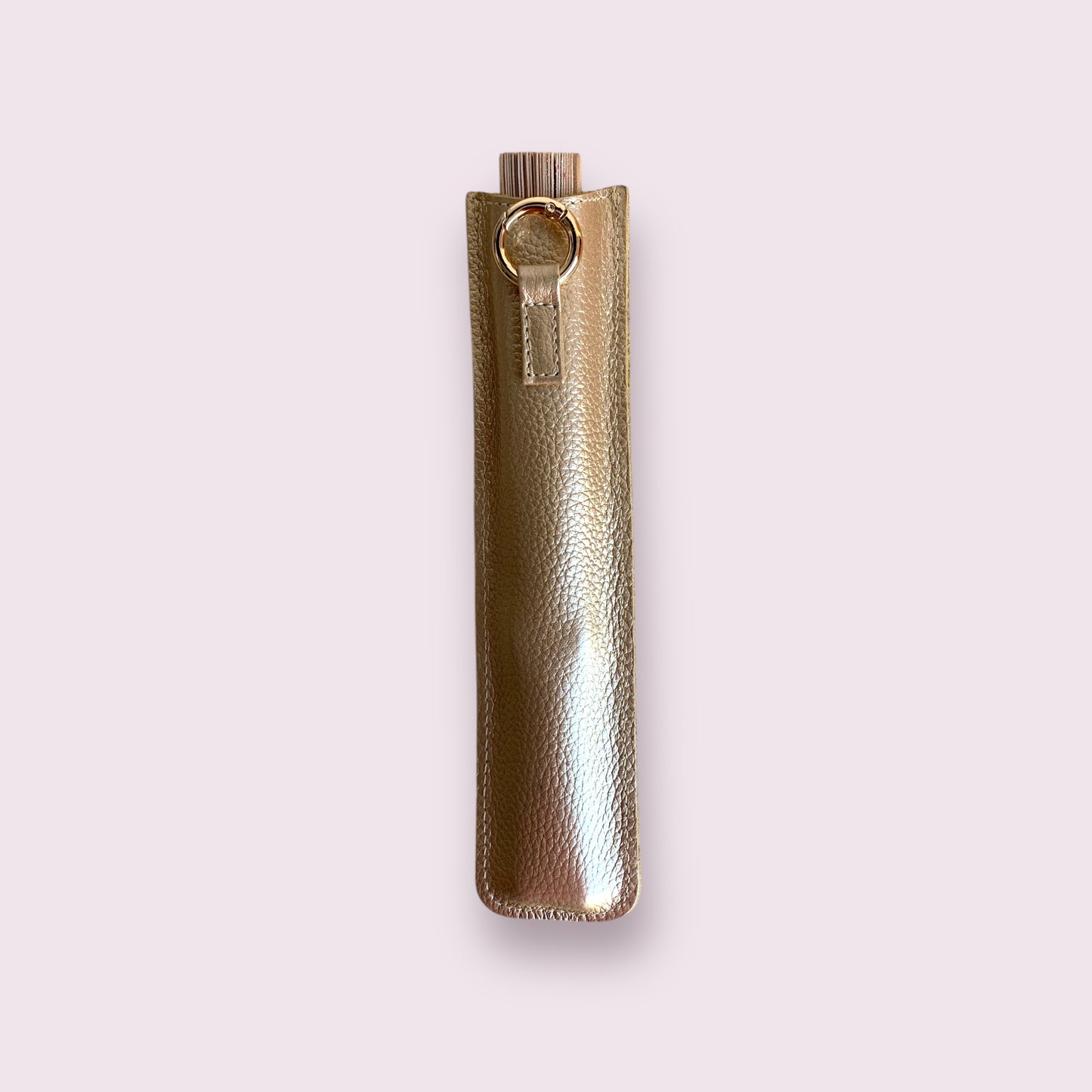 Abanico con estuche en cuero dorado