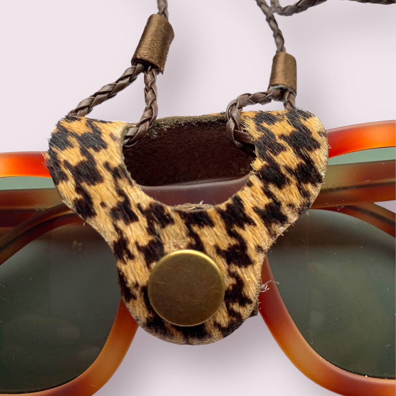 Cuelga gafas cuero pelo gallineto