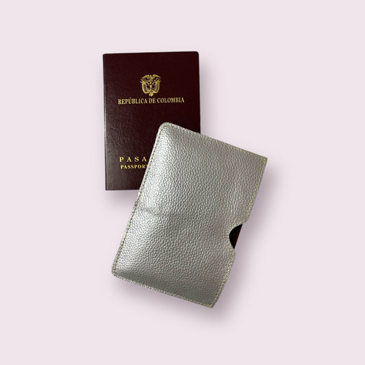 Funda pasaporte cuero plateado