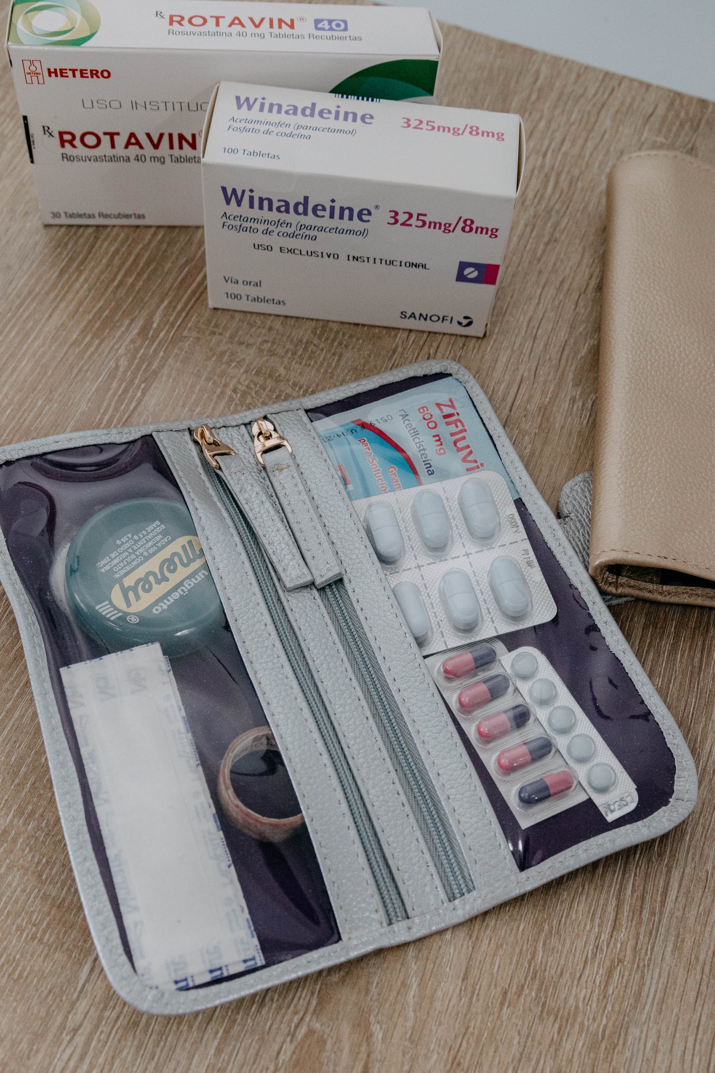 Pastillero viaje cuero lila