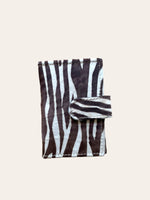 Cargar imagen en el visor de la galería, Portadocumentos doble pelo cuero estampado zebra  y morado

