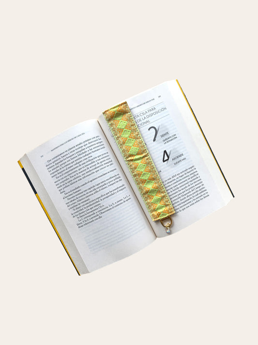 Separador de libros largo en tejido amarillo con cuero