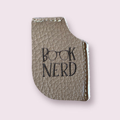 Separador de libro cuero arena book nerd