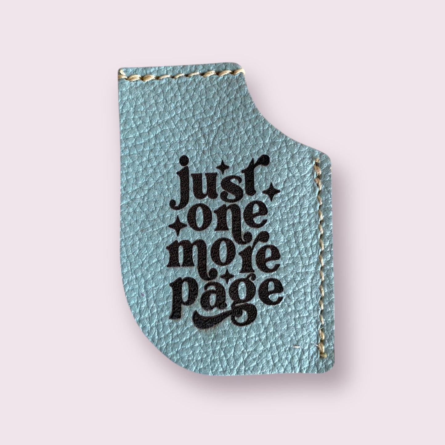 Separador de libro cuero verde “Just one more page”