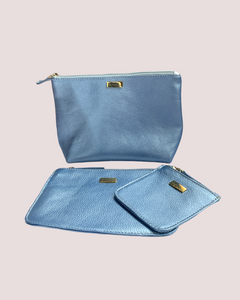 Kit estuches en cuero color azul metalizado, perfecto para llevar tu maquillaje, joyas, kit de aseo personal, monedas y billetes. 